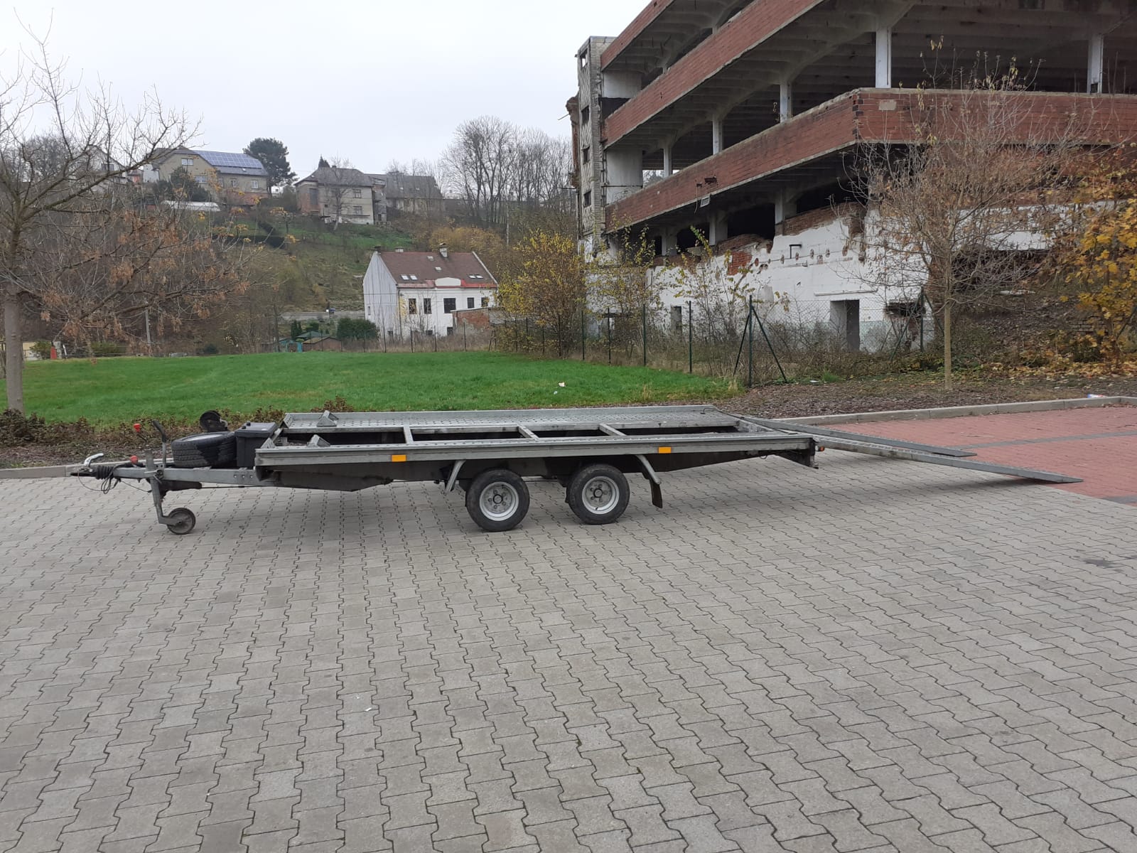 Přívěs na přepravu vozidel NIEWIADOW
